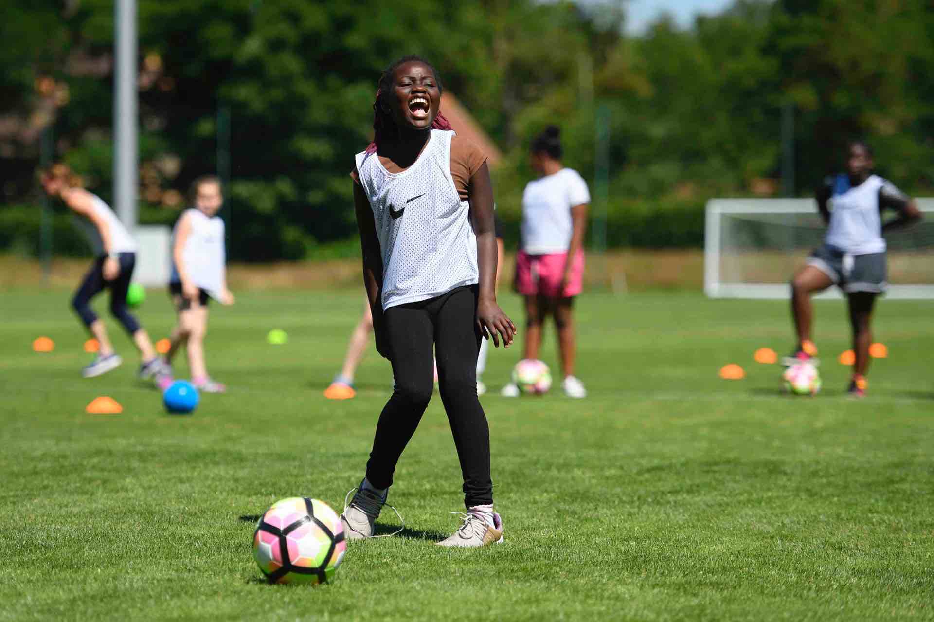 Jeune fille jouant au ballon durant une séance de Playdagogie.