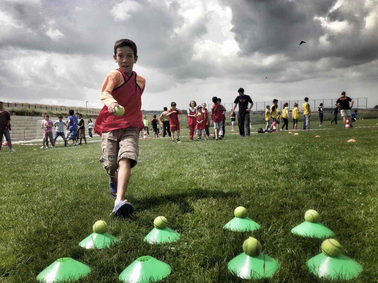 kosovo 1 enfant qui joue 