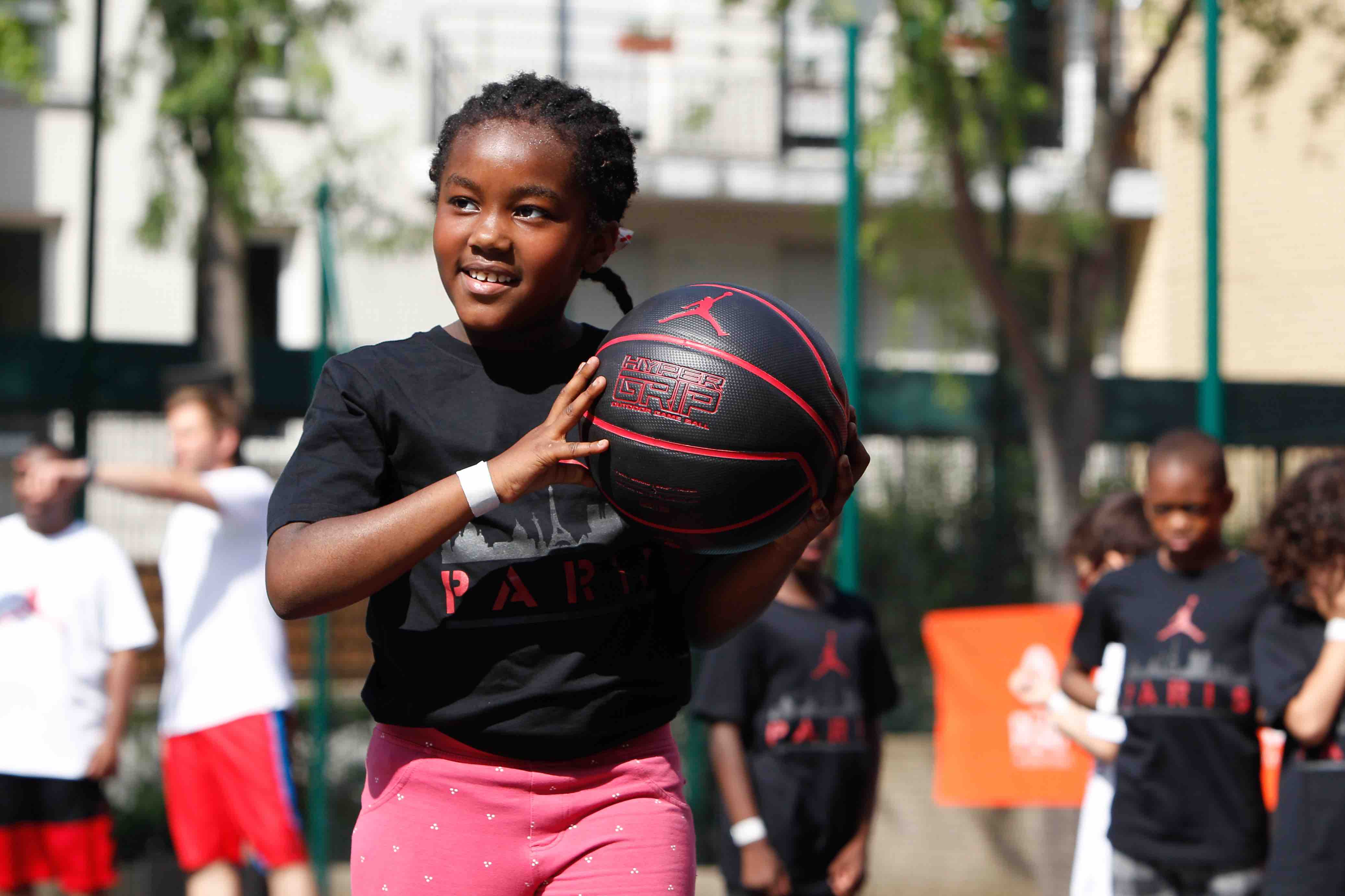 Jeune fille jouant au basket durant une séance de Playdagogie.