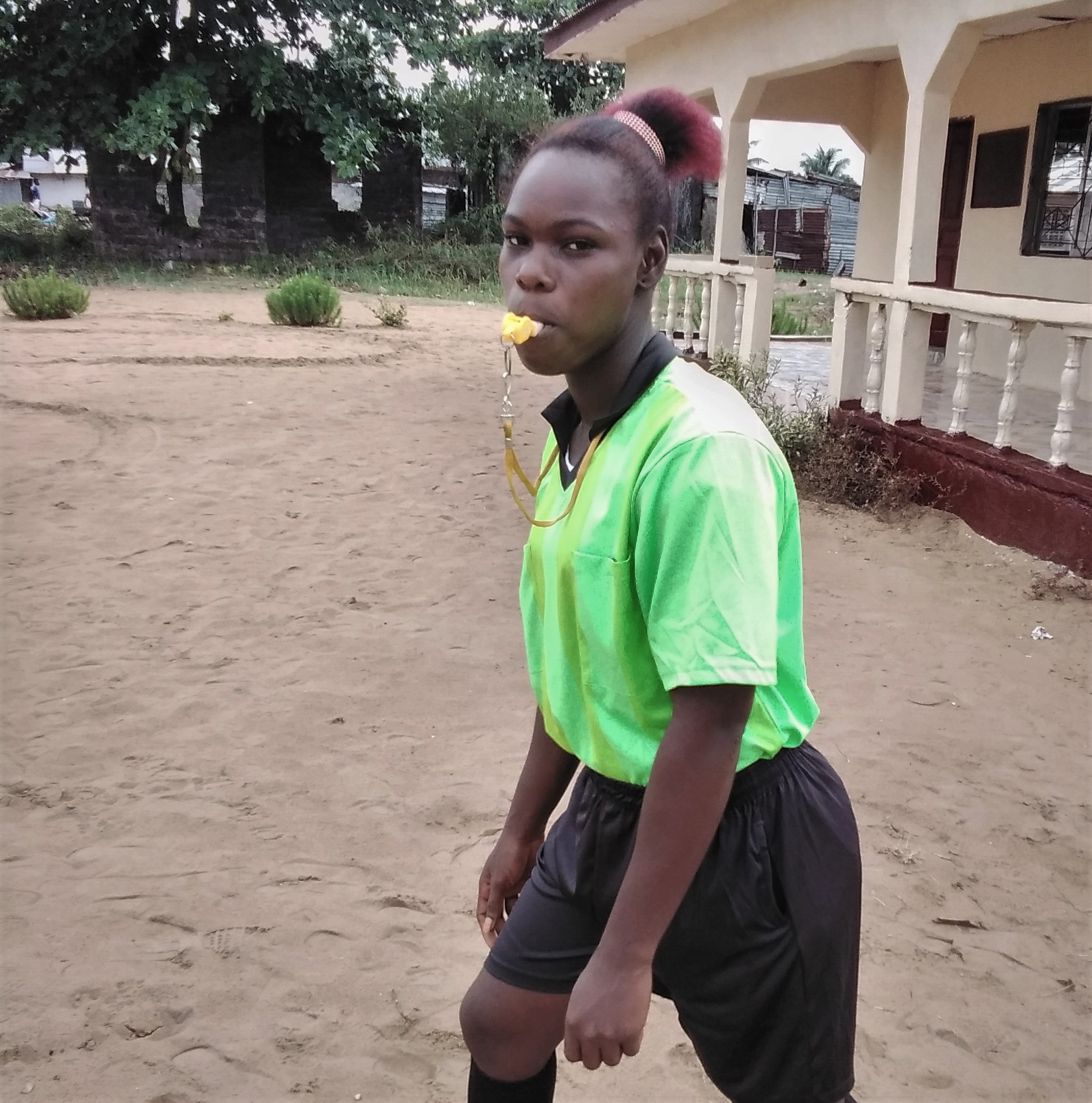 Feefee en uniforme d'arbitre 