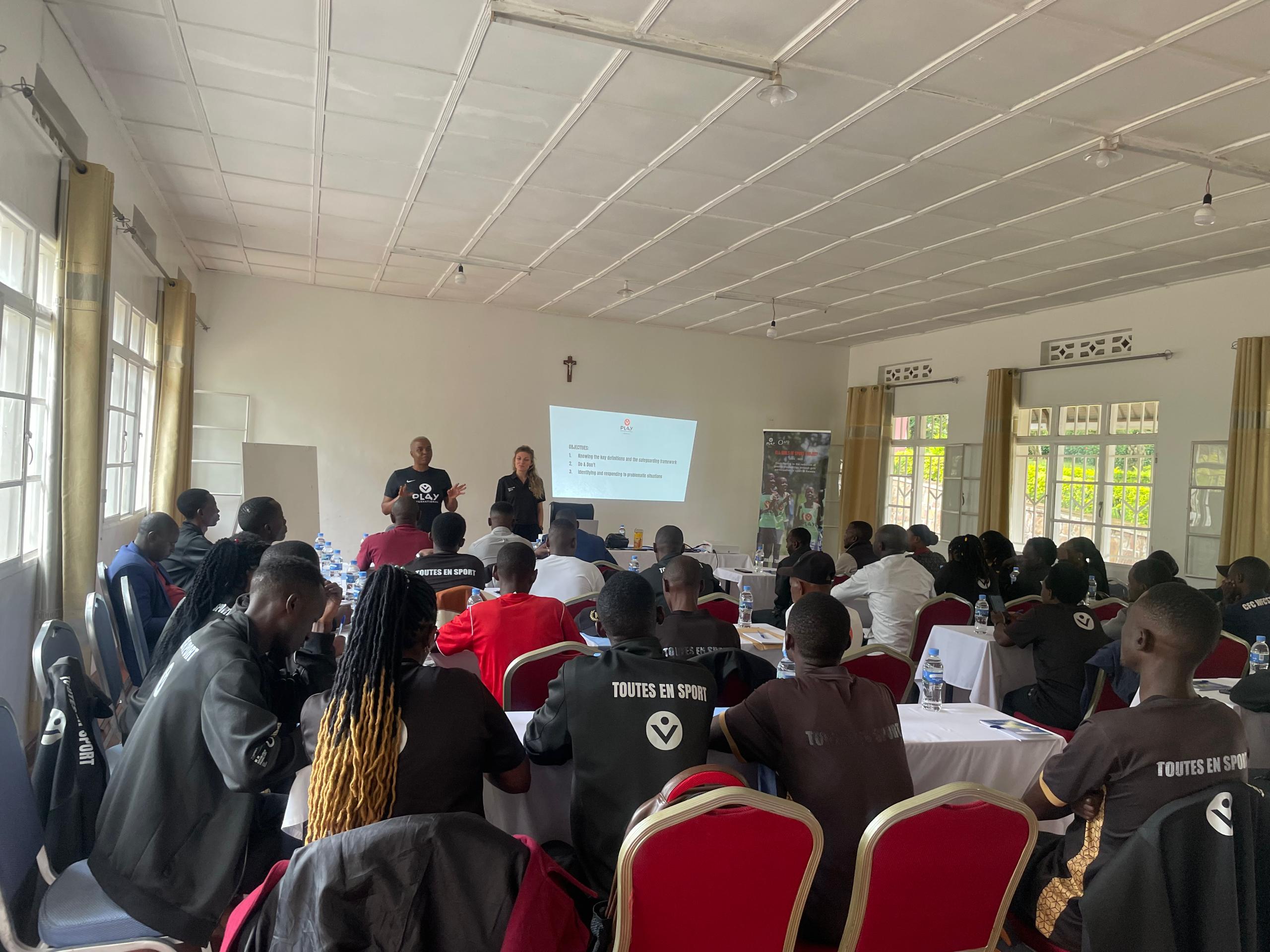 Un coordinateur pédagogique qui traduit dans la langue locale afin de faciliter la formation