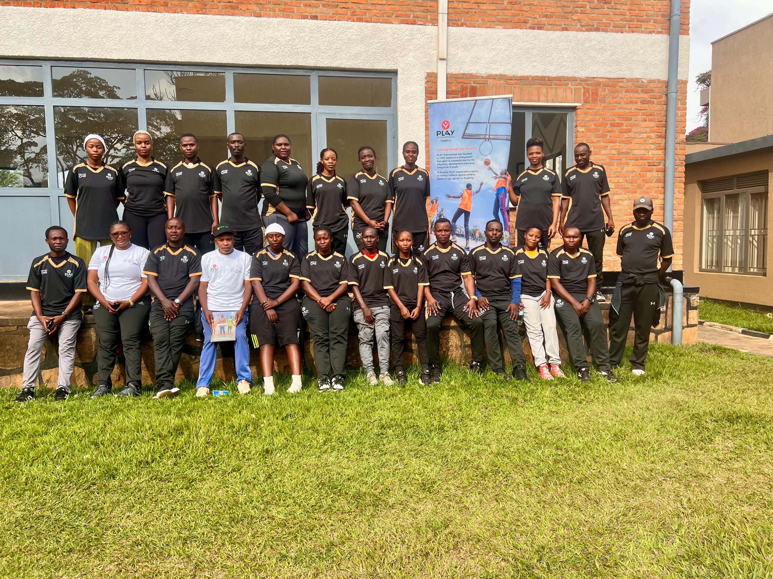 Photo de groupe des entraîneurs, des modèles et des responsables sportifs de la ville de Kigali.