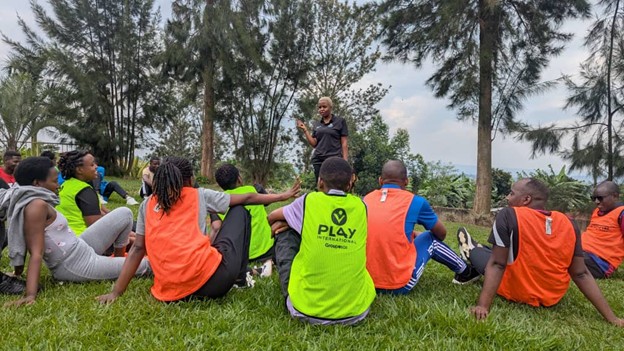 Les enseignants ont participé à une session de débat, réfléchissant à ce qu'ils avaient appris grâce aux jeux afin de mieux comprendre comment organiser et mener des débats efficaces.