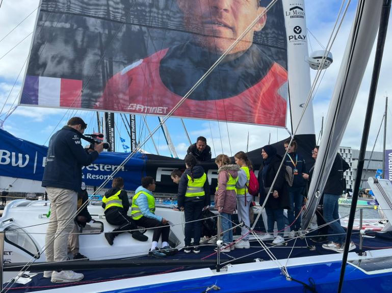 Des élèves de l'école élémentaire Valmy II au Havre en visite sur le bateau de Romain Attanasio sur le village de la Transat Jacques Vabre 2023  © PLAY International