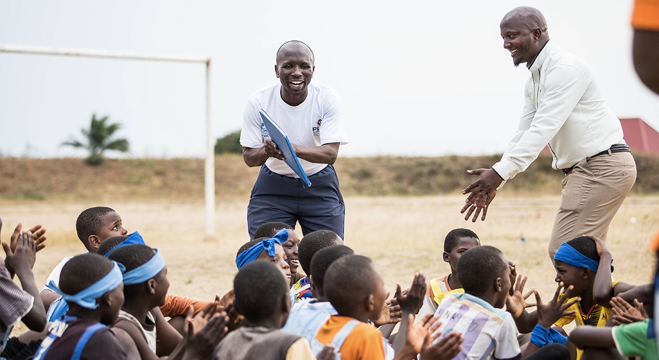 Educateurs animant une séance de Playdagogie au Burundi