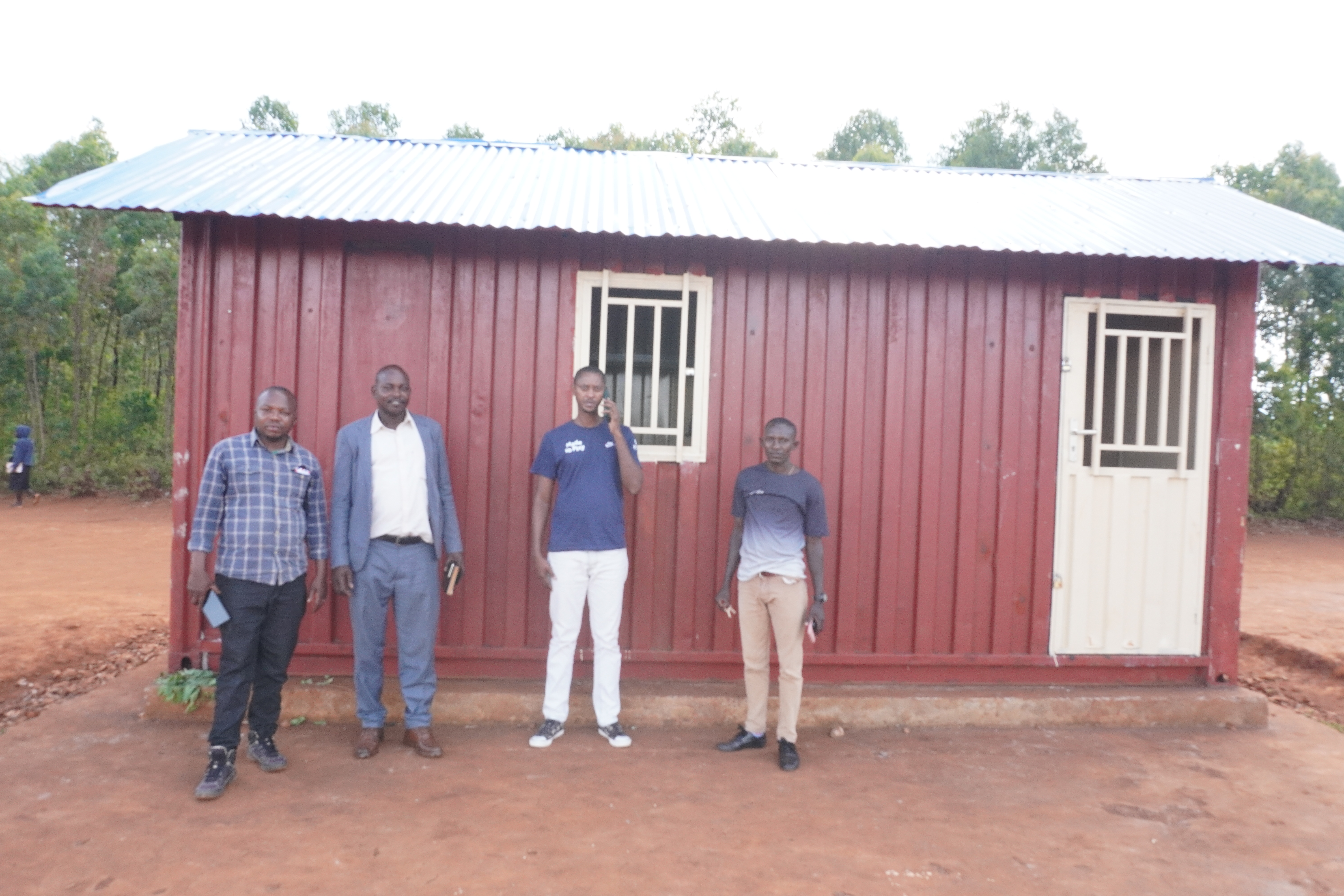 le container aménagé de Muyinga avec les responsables du Ministère de l’Intérieur et de la commune