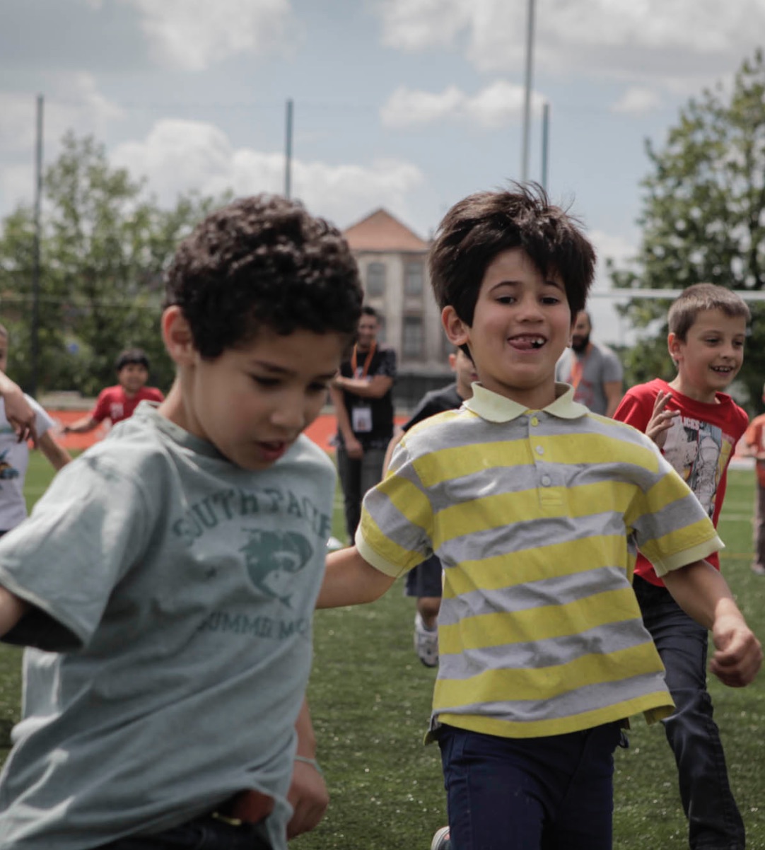 2 garçons en activité playground